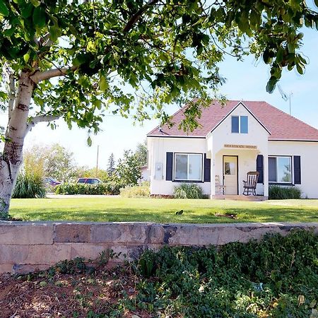 Hot Tub And Grandma'S Cottage, Charming And Nostalgic Blanding Exteriér fotografie