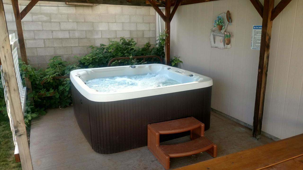 Hot Tub And Grandma'S Cottage, Charming And Nostalgic Blanding Exteriér fotografie